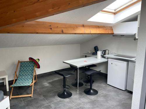 une cuisine avec une table et des chaises dans une pièce dans l'établissement Studio7 proche fac climatisé, à Albi