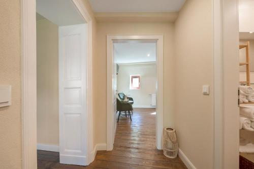 een gang met een deur die naar een slaapkamer leidt bij Alte Stadtvilla Weinberg 5 in Traben-Trarbach