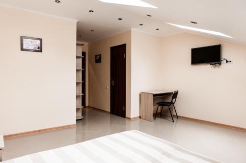 Televisyen dan/atau pusat hiburan di Minihotel Freedom