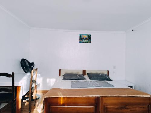 a bedroom with a bed with a wooden bed frame at Guesthouse Mery in K'obulet'i