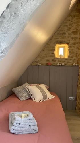 une chambre avec un lit dans un grenier dans l'établissement Le Clos d'Esquay, Côté Aure, à Esquay-sur-Seulles