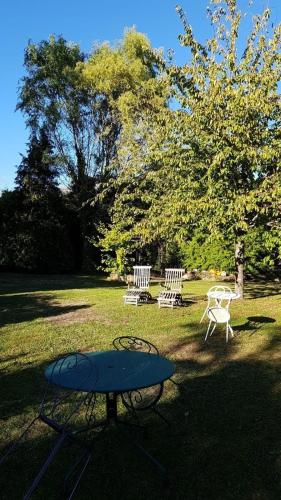 Taman di luar gîte au jardin romantique pour 2 personnes