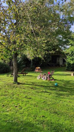 Taman di luar gîte au jardin romantique pour 2 personnes