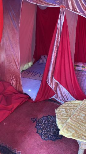 Postel nebo postele na pokoji v ubytování Camping Nature & Mer Tahadart - Tentes & Caravans
