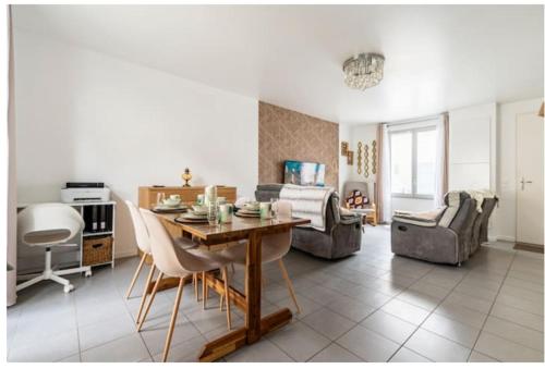 un salon avec une table et des chaises dans l'établissement Maison moderne&stylee, à Villeneuve-le-Comte