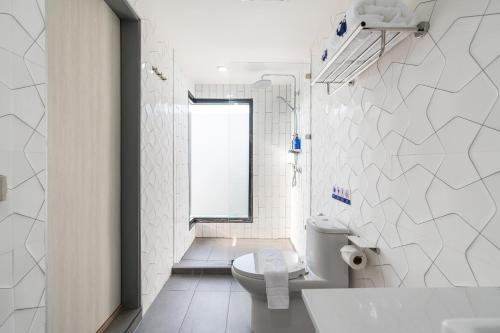 Salle de bains dans l'établissement Kokotel Chiang Rai Airport Suites