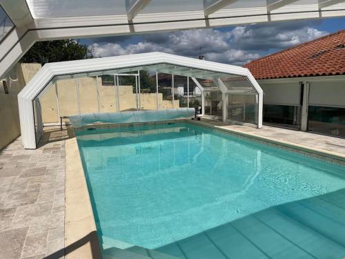 une grande piscine avec un pavillon sur une maison dans l'établissement Maison Bellevue, à Fumel