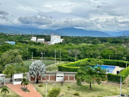 a view of a golf course with mountains in the background at Bello apartamento de 3 habitaciones in Cúcuta