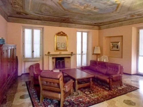 Χώρος καθιστικού στο CASA DEI POETI LEOPARDI - Two-Room Apartment with Terrace and Partial Lake View