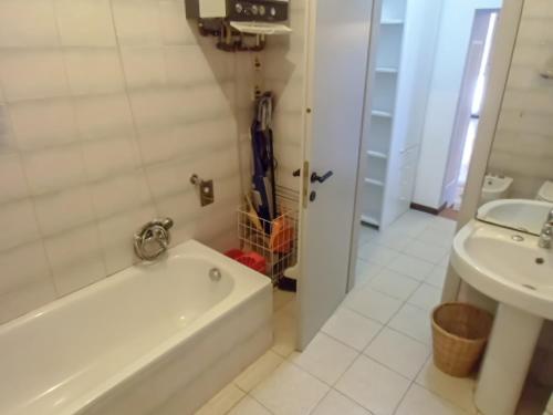 Ένα μπάνιο στο CASA DEI POETI LEOPARDI - Two-Room Apartment with Terrace and Partial Lake View