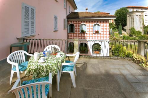 Photo de la galerie de l'établissement CASA DEI POETI LEOPARDI - Two-Room Apartment with Terrace and Partial Lake View, à Meina