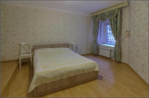 ein Schlafzimmer mit einem großen Bett und einem Fenster in der Unterkunft Apartments Morskaya 31 in Sankt Petersburg
