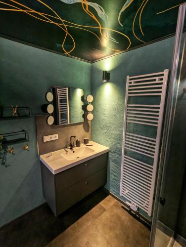 a bathroom with a sink and a mirror at Wilhelms Kojen - Backbordkoje in Wilhelmshaven
