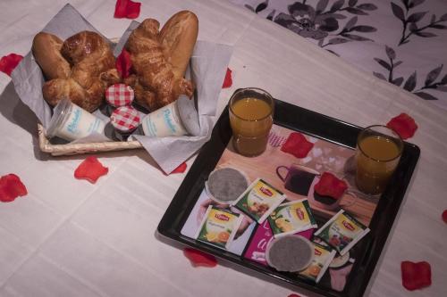 a tray of bread and two glasses of orange juice at NiD'Amour l'Hirondelle in Bézenac