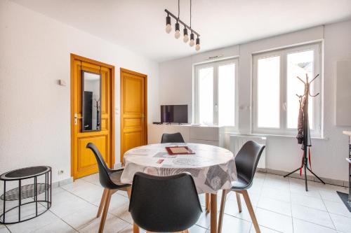 une salle à manger avec une table et des chaises dans l'établissement Résidence du Rivage - 10min de la plage du Touquet, à Étaples