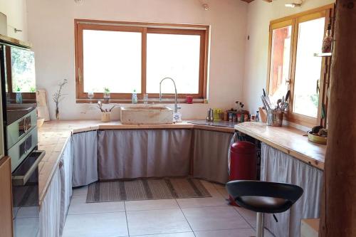 una cucina con un lavello e un piano di lavoro di Chalet cadre montagne au pied des Ecrins a Saint-Martin-de-Queyrières