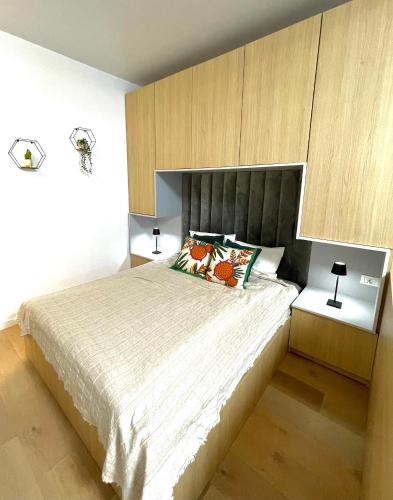 ママイア・ノルドにあるSummer Studio Mamaia Nord CKの大きなベッドと2つのナイトスタンドを備えた寝室