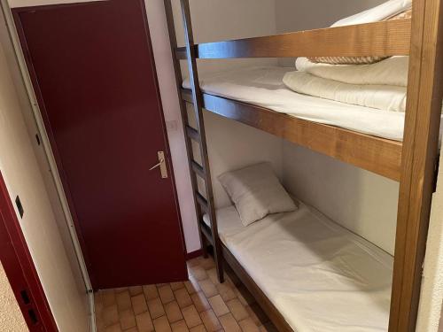 Cette chambre dispose de lits superposés et d'une porte ouverte. dans l'établissement Au centre ville de la Grande Motte, à 200m de la plage N68, à La Grande Motte