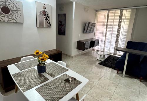 TV a/nebo společenská místnost v ubytování Cómodo apartamento 3 habitaciones