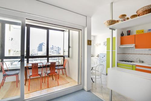 une cuisine et une salle à manger avec une table et des chaises dans l'établissement Le Balcon sur Juno - A 10min à pied de la plage, à Courseulles-sur-Mer