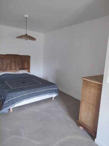 une chambre avec un lit et deux armoires en bois dans l'établissement Coeur de Reillanne, à Reillanne