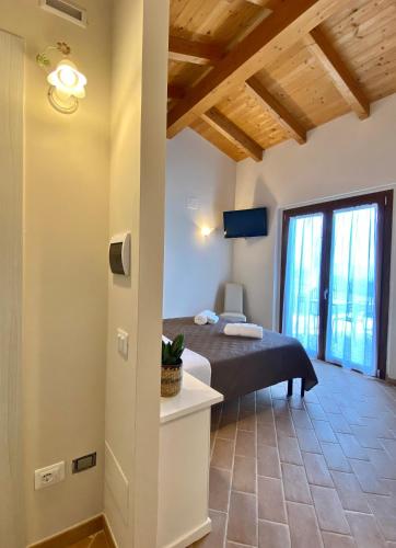 Ένα ή περισσότερα κρεβάτια σε δωμάτιο στο Agriturismo La Quercia Bella