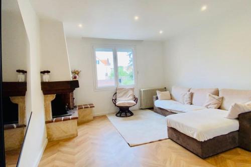 un salon avec un canapé et une cheminée dans l'établissement Maison - 6 personnes, à Nanterre