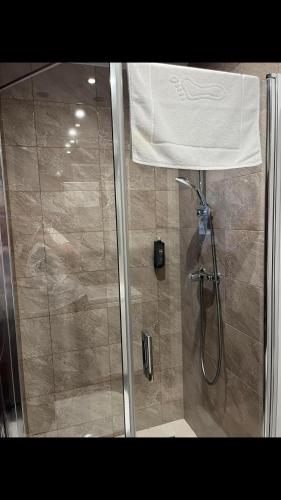 una doccia in un bagno con una porta in vetro di Apartament Morski Widok a Jarosławiec