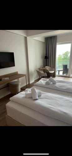 una camera d'albergo con due letti e una grande finestra di Apartament Morski Widok a Jarosławiec