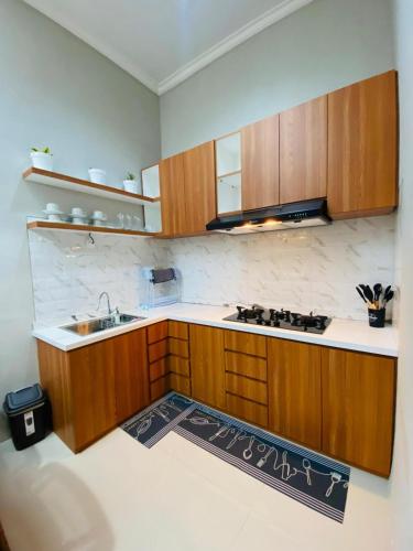 Кухня или мини-кухня в Lulu's Guest House
