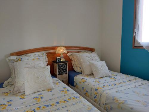 deux lits côte à côte dans une chambre dans l'établissement Nausicaa T2 climatisé piscine - Axelle Loc'Appart, à Mandelieu-la-Napoule