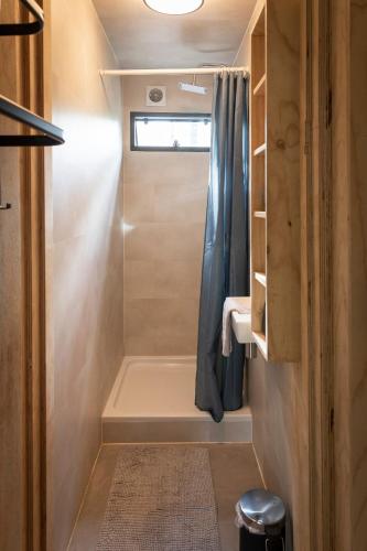 a bathroom with a tub and a shower at de Swaenhoeve in Zoersel