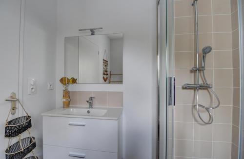 a bathroom with a sink and a shower at Vue mer imprenable - Proche rue de Siam in Brest