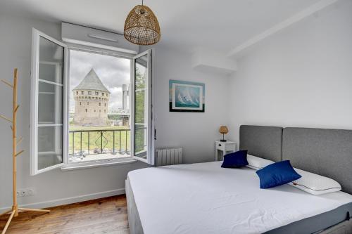 a bedroom with a bed and a large window at Vue mer imprenable - Proche rue de Siam in Brest