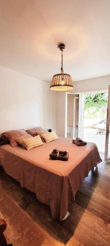 - une chambre avec un grand lit lumineux dans l'établissement Maison entre vignes et piscine à 5 mn des plages !, à Saint-Cyr-sur-Mer