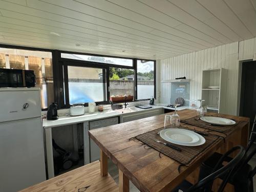 une cuisine avec une table en bois dans une caravane dans l'établissement Logement agréable sur Le Teich, au Teich