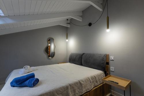 Un dormitorio con una cama con una toalla azul encima. en Lepanto Phos, en Nafpaktos