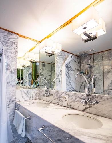a bathroom with a sink and a large mirror at Boutique Hotel Museumkwartier in Utrecht