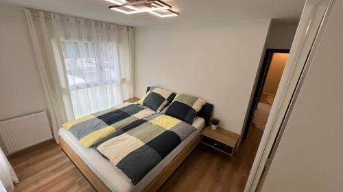 Postel nebo postele na pokoji v ubytování Room with double size bed in Kaysersberg center