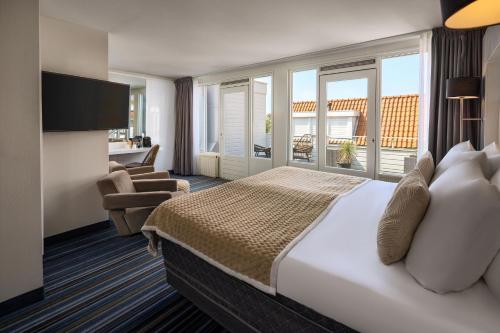 Postel nebo postele na pokoji v ubytování WestCord Hotel de Wadden