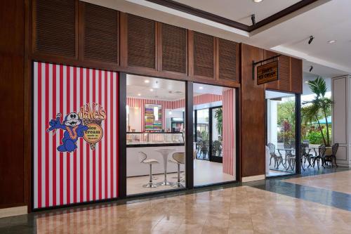 a store front with a red and white striped wall at Ilikai Hotel & Luxury Suites in Honolulu
