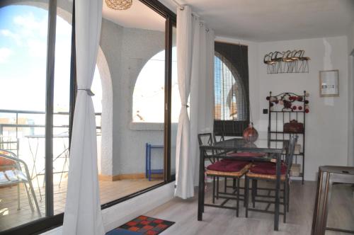 d'un salon avec une table et un balcon. dans l'établissement Ker Armelle, au Barcarès