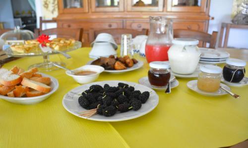 un tavolo con piatti di cibo su un tavolo giallo di Casale Dionisia, Santa Maria di Castellabate, Appartamento Iris a Castellabate