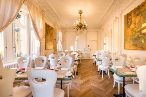 a room with rows of chairs and tables with toilets at Hôtel Régent Contades in Strasbourg