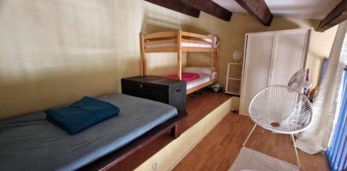 - une chambre avec des lits superposés et un ventilateur dans l'établissement Appartement cap dagde, au Cap d'Agde