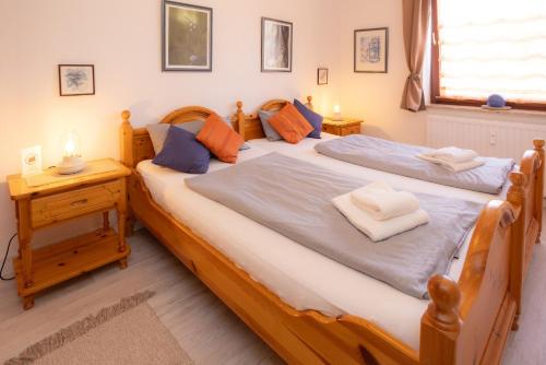 2 Einzelbetten in einem Schlafzimmer mit 2 Lampen in der Unterkunft FeWo Harzer Leidenschaft bis 2 Hunde Willkommen TOP Lage DTV 5 Sterne 3 Pfoten in Sankt Andreasberg