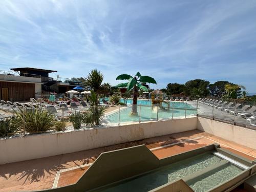 une vue sur la piscine d'un complexe hôtelier dans l'établissement Bungalow vue mer, jacuzzi, terrase, jardin, à Saint-Raphaël