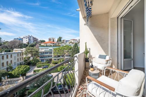 un balcon avec des chaises et une vue sur la ville dans l'établissement Le George V - Art de Vivre à la Niçoise, à Nice
