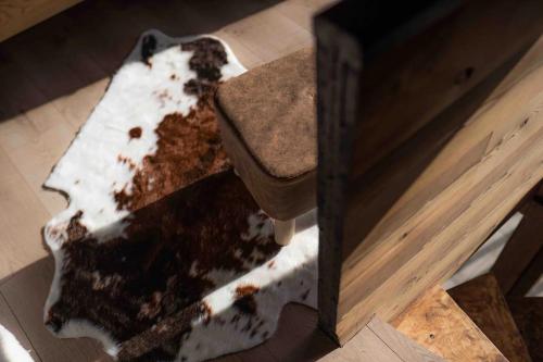 a piece of cake sitting on top of a table at Le refuge secret appartement cosy avec garage in Les Angles