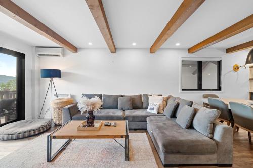 Posezení v ubytování Modern Warm Condo with Views of Mont Tremblant